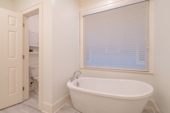 Building Photo - Spacious charmer in the heart of Dilworth ...