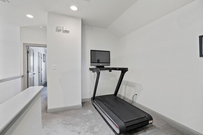 Building Photo - Stunning Townhome in Coves at Columbian Club