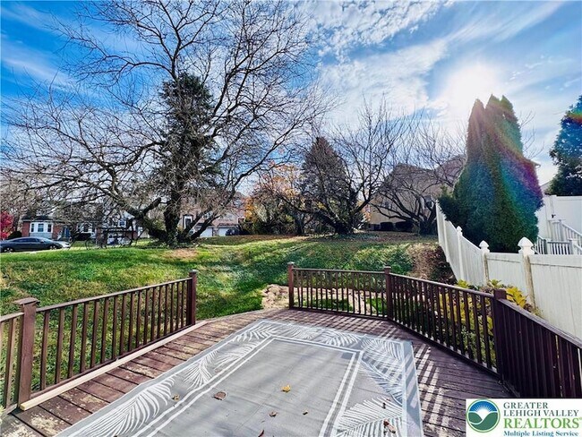 Building Photo - 235 Vista Dr