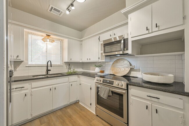Building Photo - 1021 W Woodcrest Dr