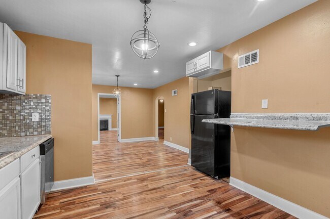 Building Photo - Newly Renovated 4-Bedroom Home | Riverview...