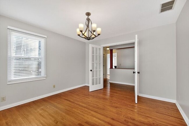 Building Photo - Beautiful Home surrounded by nature!