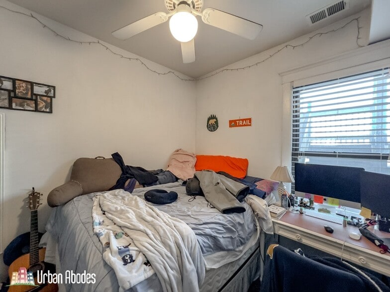 Building Photo - 3245 N Lakewood Ave