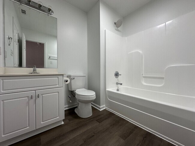 Building Photo - UPDATED TOWNHOME IN EVANS