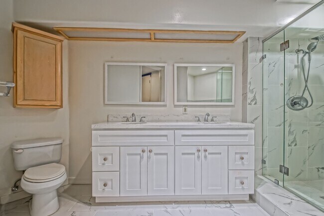 Building Photo - Remodeled Corner 3+2 Unit with Luxury Finishes Near Century City & Westwood