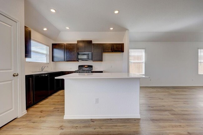 Building Photo - 618 Waterway Ave