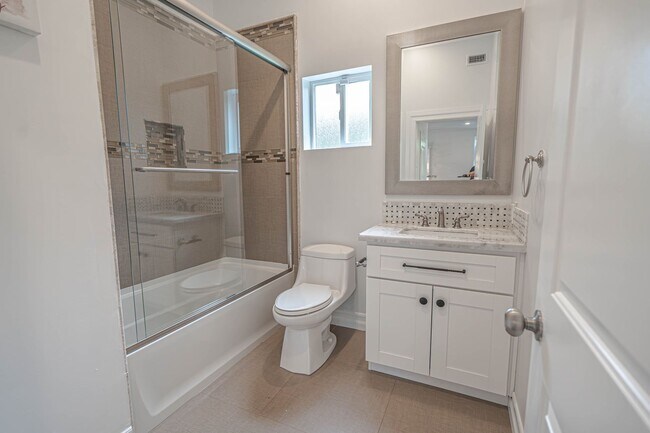 Building Photo - Woodland Hills Single Story 3 Bedroom Home...