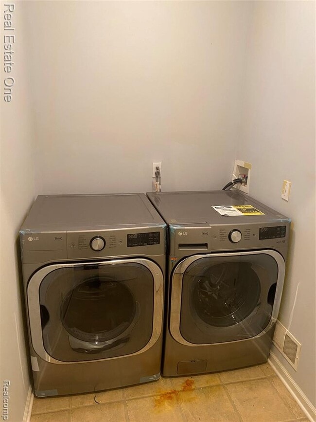 Building Photo - 39206 Silverthorne Bend