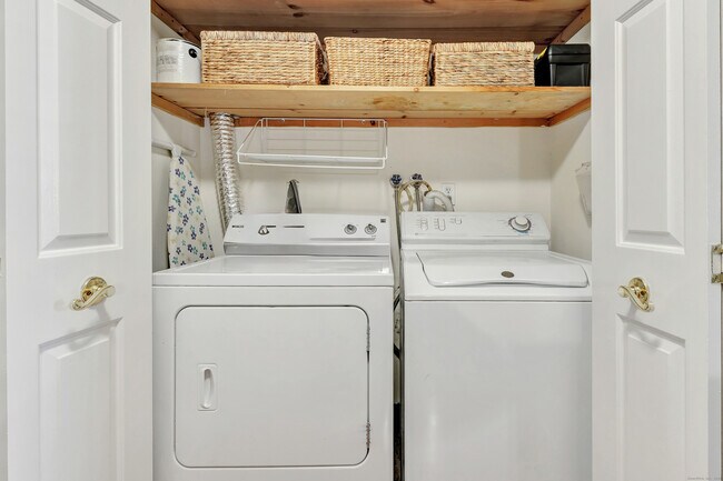 Building Photo - 170 Forest St