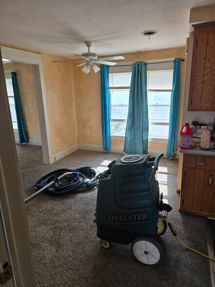 Dining area (super clean carpet!) - 2112 Clarence Ave