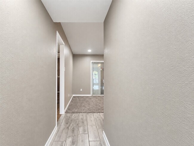 Building Photo - 4223 Oak Shadows Dr