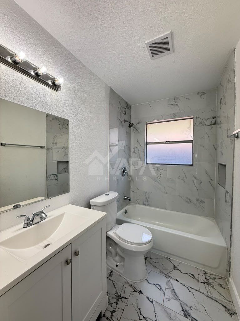 Building Photo - 2706 Lake Briar