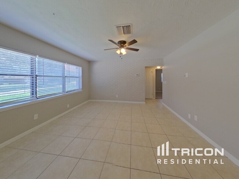 Building Photo - 2258 Lake Dr