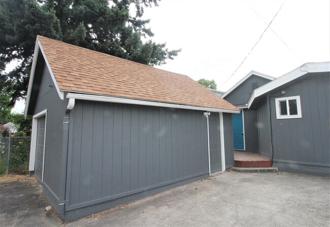 Building Photo - Classy 3BD/2BA House - Garage, Fenced Yard...