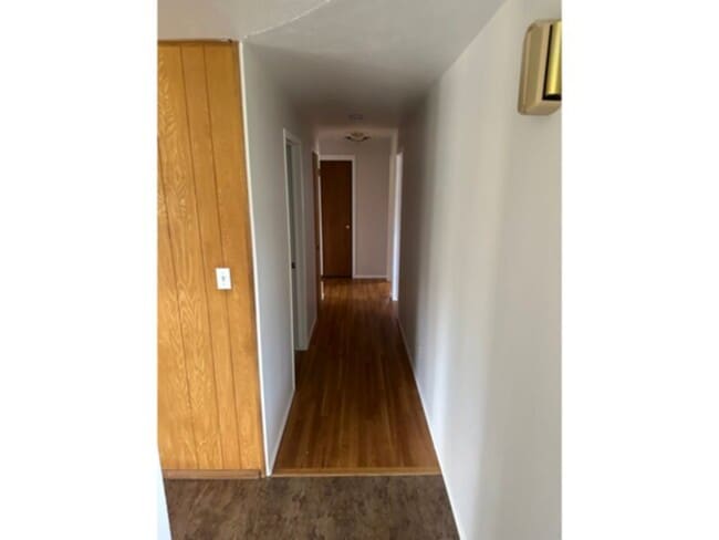 Building Photo - CUTE 3 BED, 2 BATH HOUSE Spacious inside a...