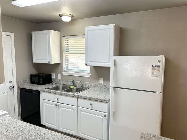 Building Photo - Cozy Home located in the heart of Burleson