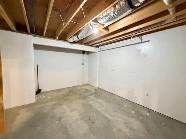 Building Photo - 116 T-Bird Ln