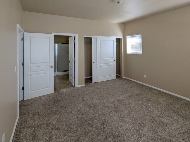 Building Photo - 5997 Blue River Dr SE