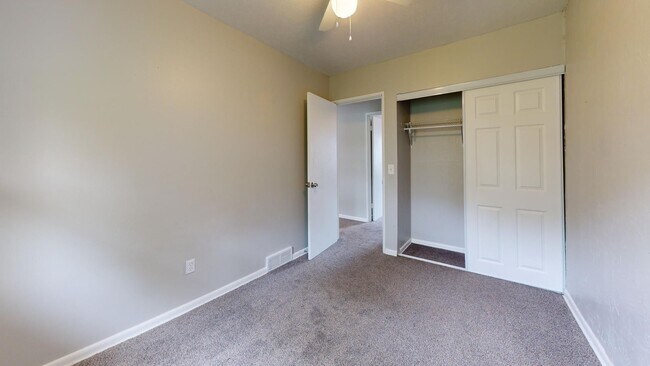 Building Photo - 3 Bedroom/1 bathroom renovated townhouse.