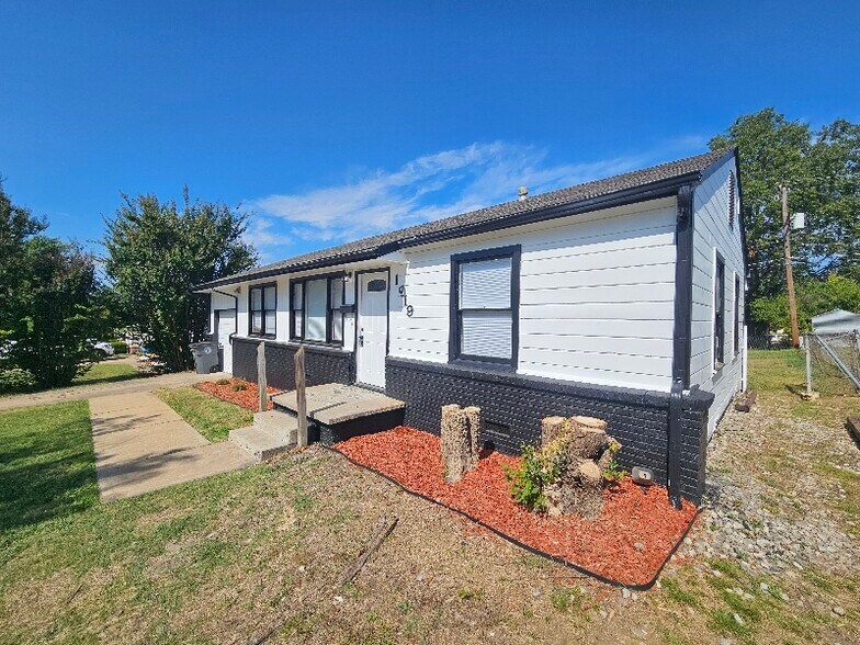 Building Photo - 1919 W 46th Pl