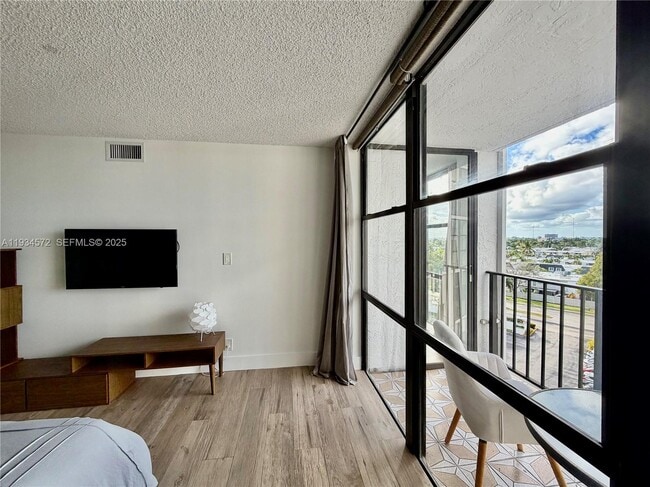 Building Photo - 1000 Parkview Dr