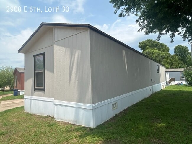 Building Photo - 2900 E 6th Ave