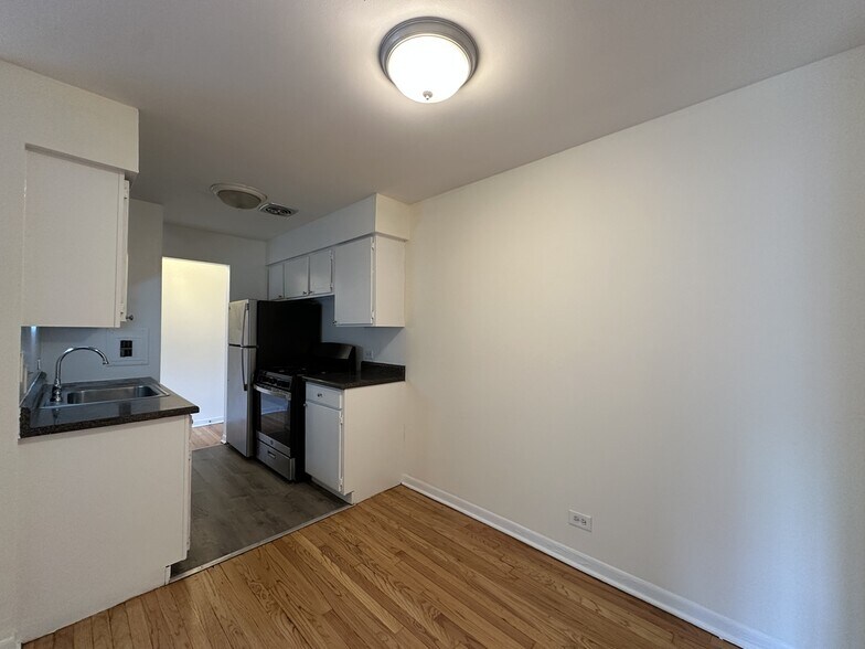 Building Photo - 432 W Oakdale Ave