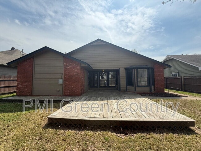 Building Photo - 1608 W Fort Worth St