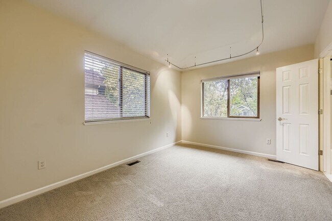 Building Photo - 4854 Franklin Dr