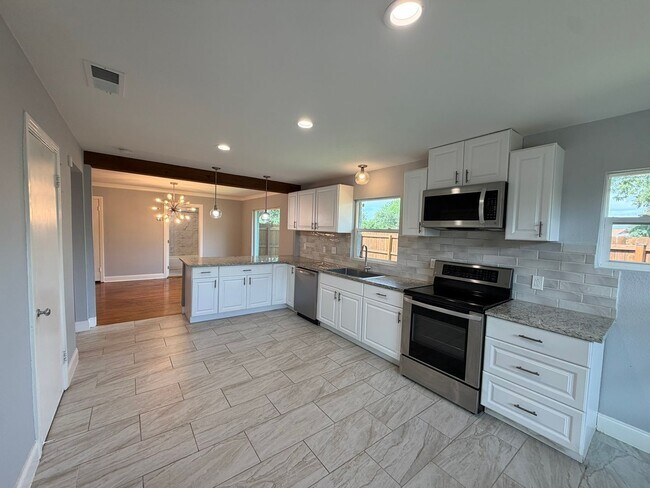 Building Photo - 2555 W Kings Hwy