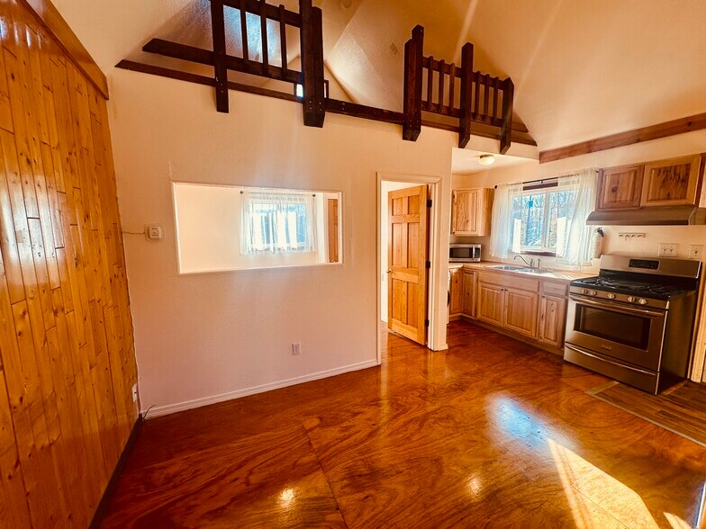 Building Photo - 1801 N Lakeview Dr