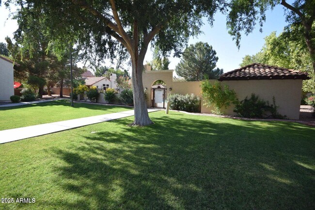 Building Photo - 921 W University Dr