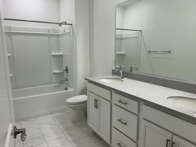 Building Photo - Beautiful 4 Bedroom 3 Bath Brentwood Home