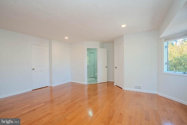 Building Photo - 5 Balamor Ln