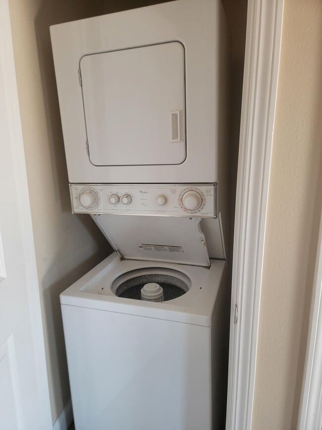 Building Photo - Single Two bedroom in Burbank Neighborhood