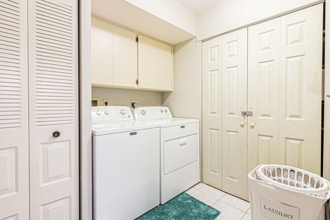 Building Photo - Fully Furnished Naples Condo with Resort-Style Living