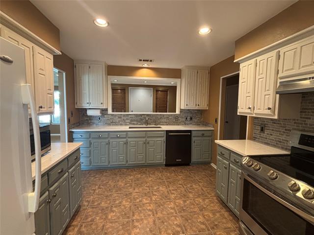 Building Photo - 3300 Wells Dr