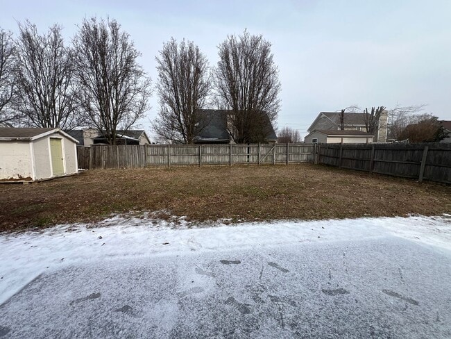 Building Photo - Available Now 3 BR 2 Bath Home in Lavernge with Fenced in Backyard!