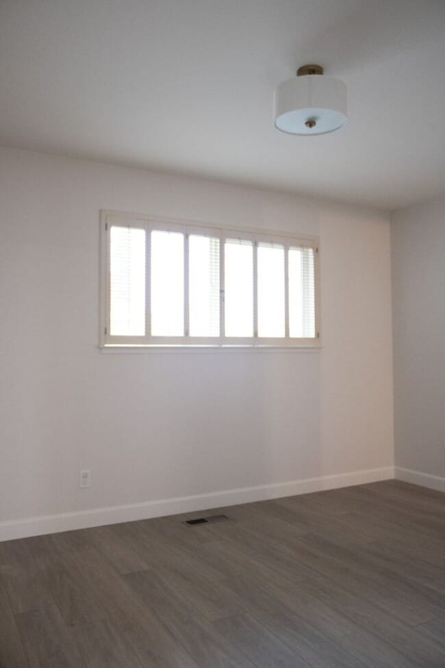 Building Photo - 3 BD 2 BA in Tahoe Park