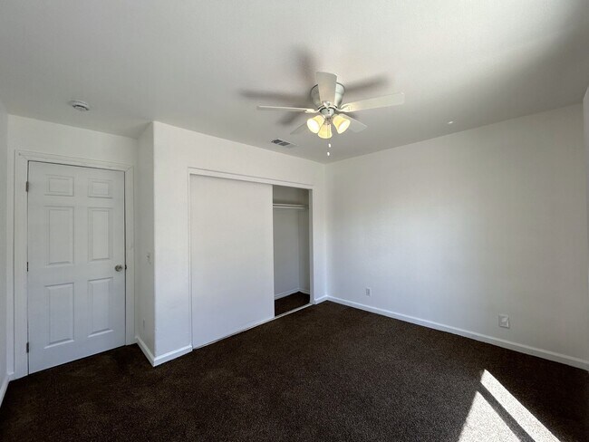 Building Photo - AVAILABLE NOW!! 3 Bedroom 2 Bath Apartment...