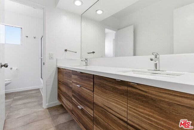 Building Photo - 1083 1/2 W Kensington Rd