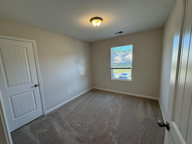 Building Photo - 4 bedroom home in Seneca