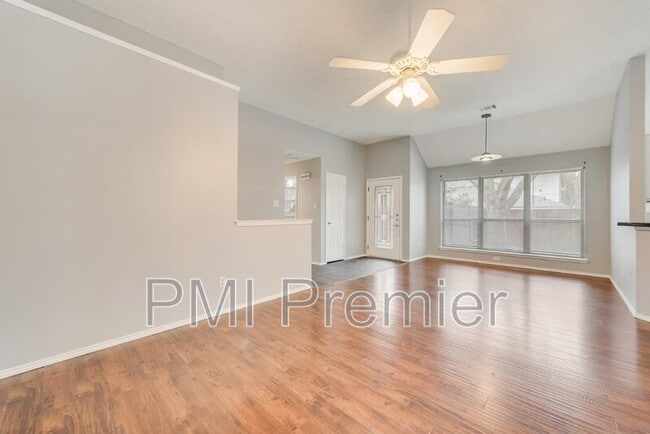 Building Photo - 1220 Royal Crescent Dr