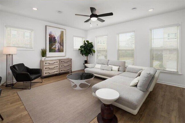 Building Photo - 626 Wynard Pl