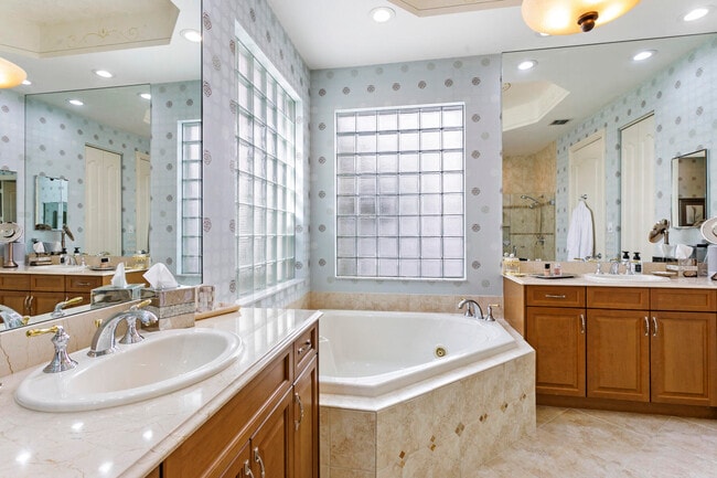 Building Photo - 6700 Fox Hollow Dr