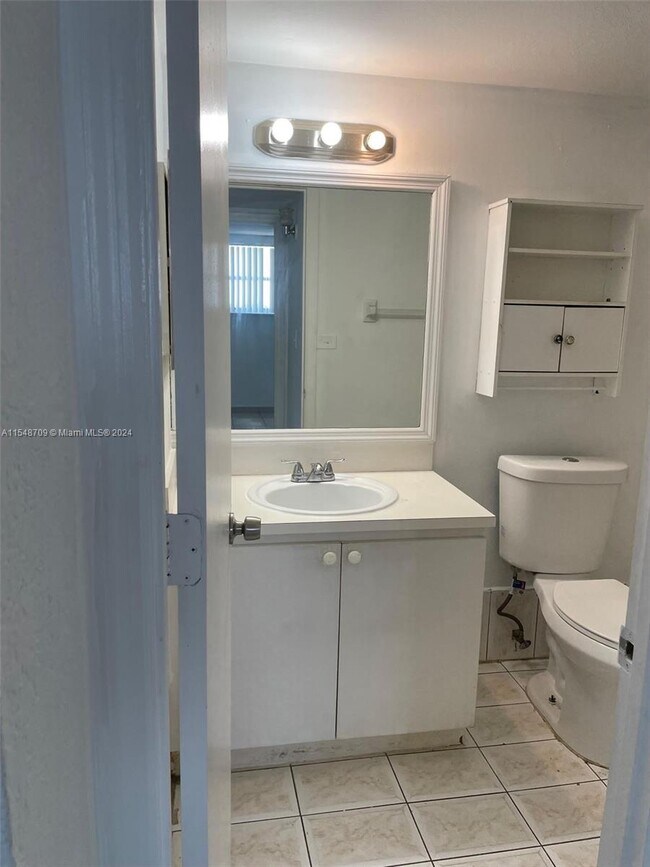 Building Photo - 666 W 81st St