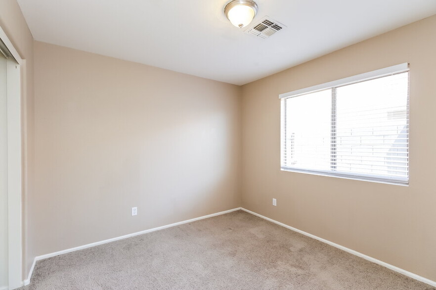 Building Photo - 975 E Vernoa St