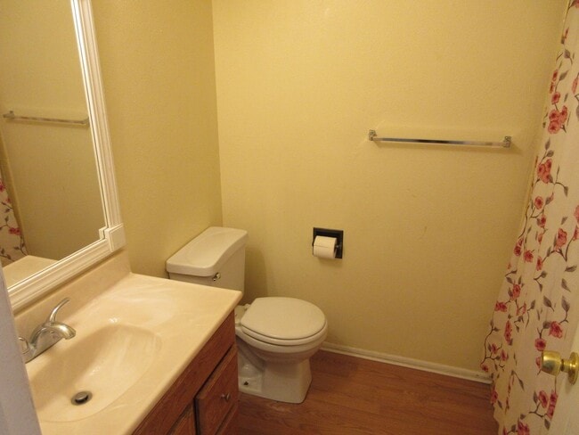 Building Photo - 4 bedroom 3 bathroom w/basement