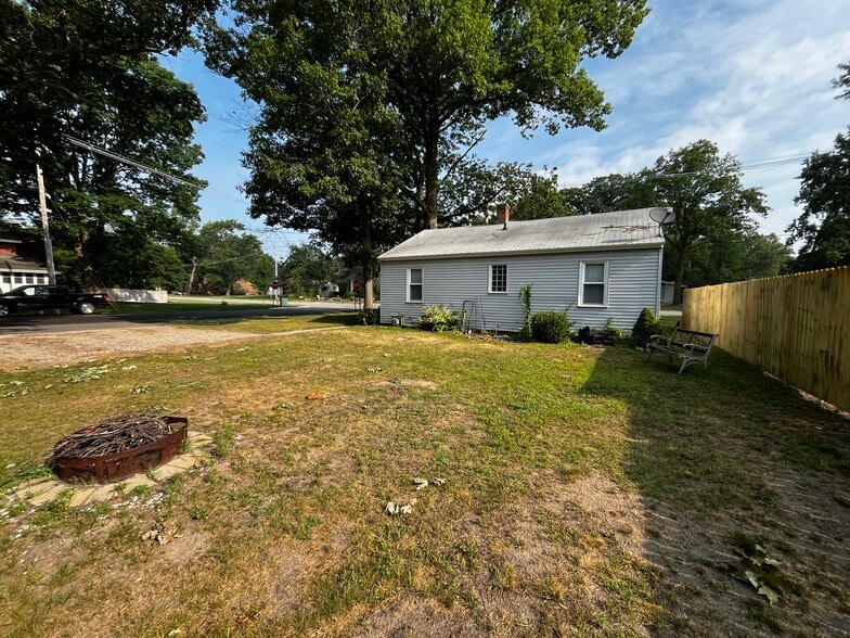 Building Photo - 418 W Lakewood Blvd