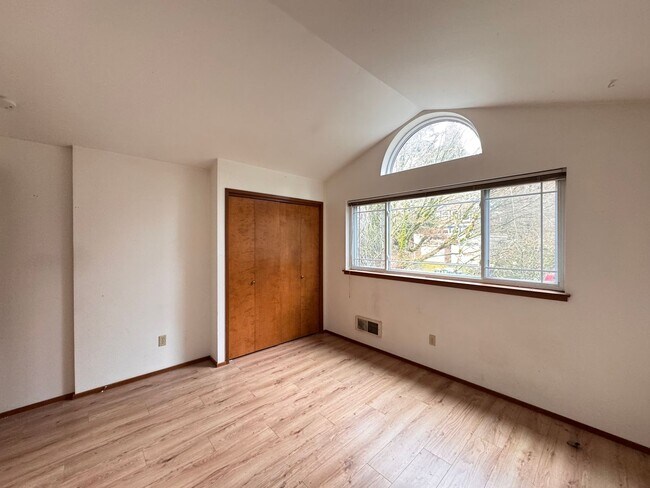 Building Photo - Beautiful Wedgwood Home with Flexible Living + 2nd Kitchen